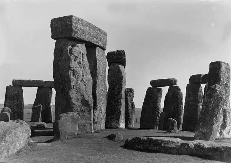 Stonehenge in an old black and white photograph, with fallen stones in the foreground
